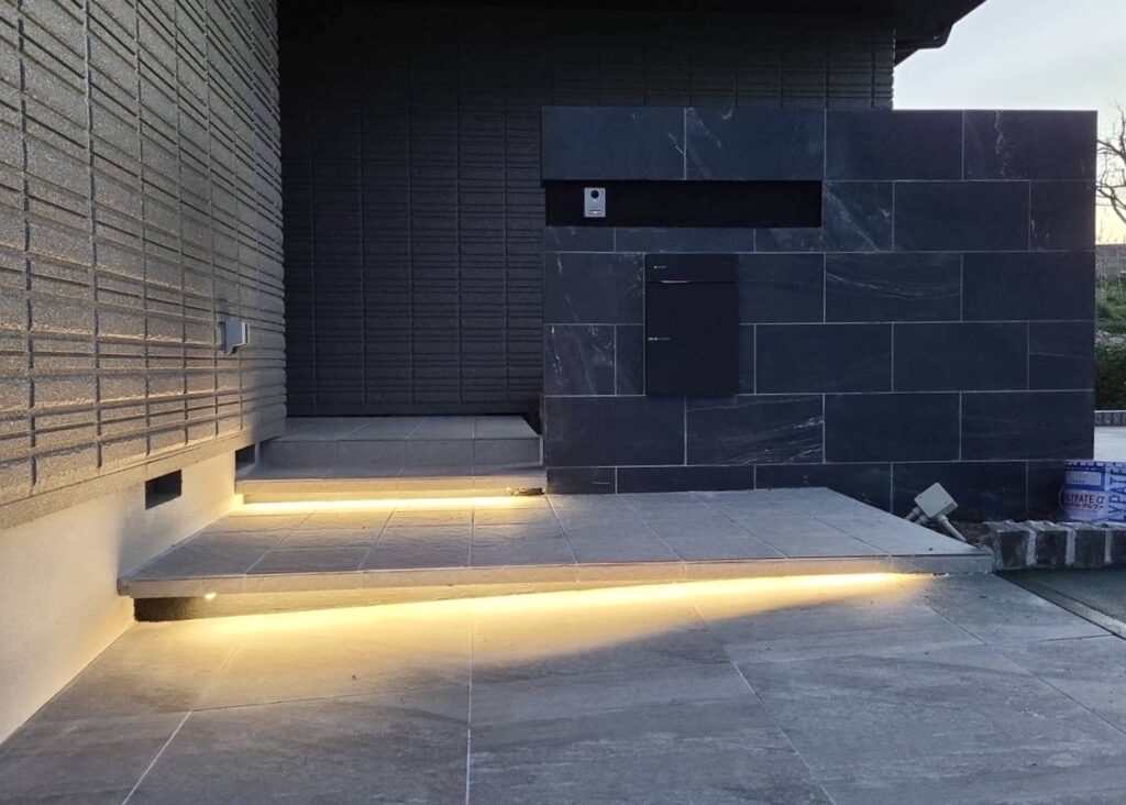 ヘーベルハウス × モダンスタイル〈カーポートSC〉の新築外構工事ヘーベルハウス　浮き階段　新築外構工事　愛知円名古屋市東区　ミライエ　エクステリア　おしゃれ　タイル　アプローチ　大判タイル　モダン　高級感　施工事例　門塀|MIRAIE (運営会社：パートナーホーム株式会社) 