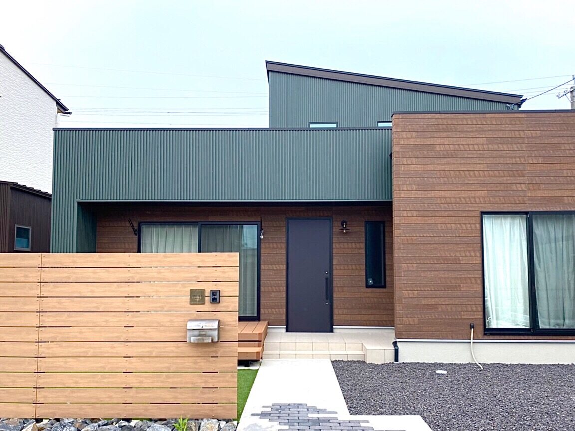 カラー・スタイル別から選ぶおしゃれな外構事例 ブラウン系 木目調 ナチュラル モダン おしゃれ エクステリアデザイン ミライエ|MIRAIE (運営会社:パートナーホーム株式会社)