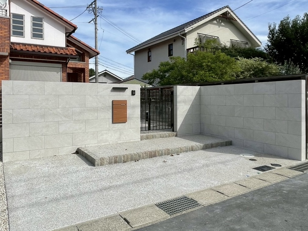 愛知県　日進市　外構リフォーム工事　エクステリア　カーポートSC　ブラック　駐車場拡張　ガレージ解体　モダン　塀新設　門塀　グレーのタイル　ミライエエクステリア|MIRAIE (運営会社：パートナーホーム株式会社) 