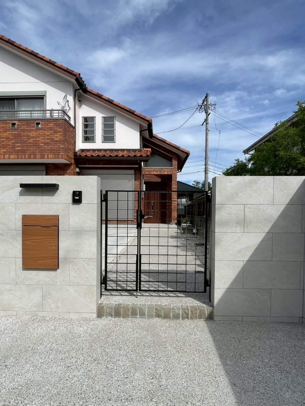 愛知県　日進市　外構リフォーム工事　エクステリア　カーポートSC　ブラック　駐車場拡張　ガレージ解体　モダン　塀新設　門塀　グレーのタイル　ミライエエクステリア|MIRAIE (運営会社：パートナーホーム株式会社) 