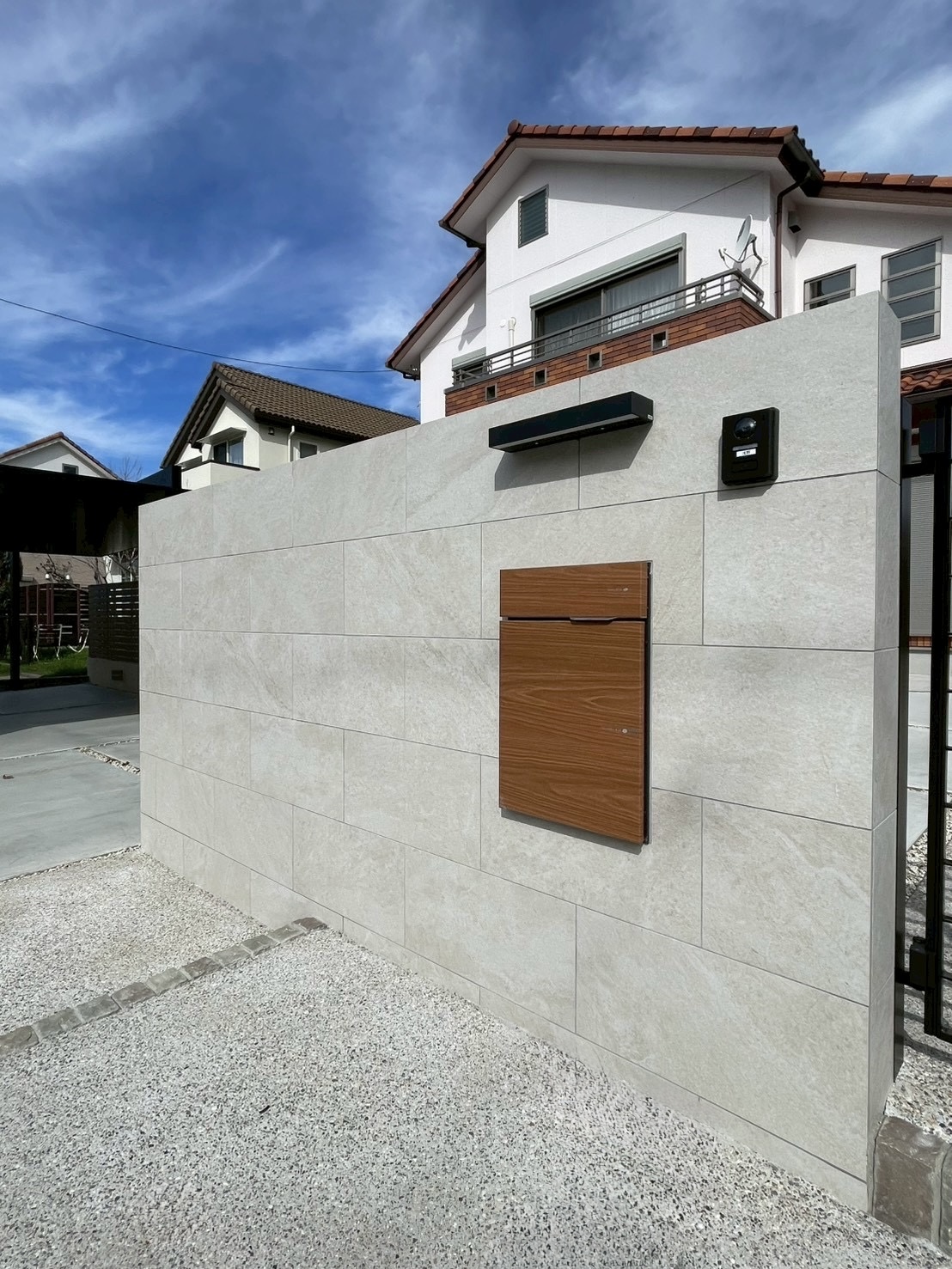 愛知県　日進市　外構リフォーム工事　エクステリア　カーポートSC　ブラック　駐車場拡張　ガレージ解体　モダン　塀新設　門塀　グレーのタイル　ミライエエクステリア|MIRAIE (運営会社：パートナーホーム株式会社) 